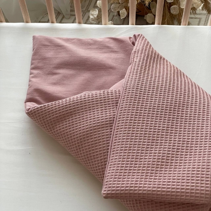 Paturica bebe din satin si stofa de vafe cu pilota, roz pudra (3)